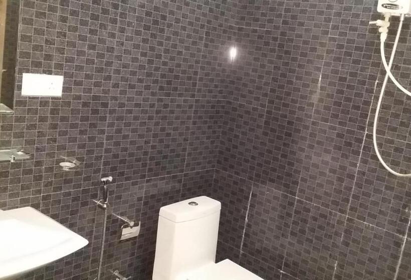 فندق Polhena Coral Reef Resort