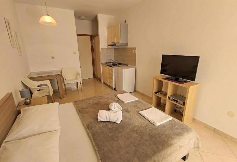 פנסיון Apartments Nemira