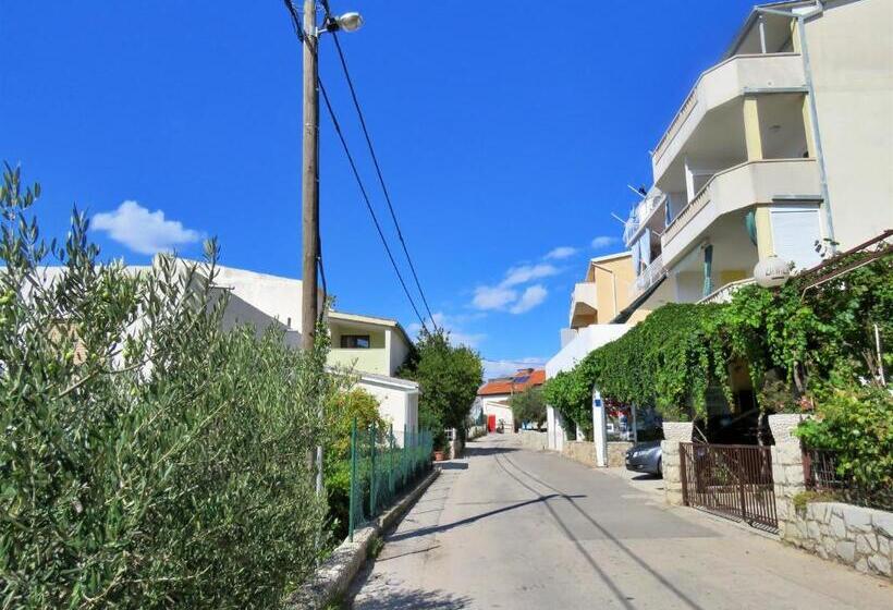 פנסיון Apartments Nemira