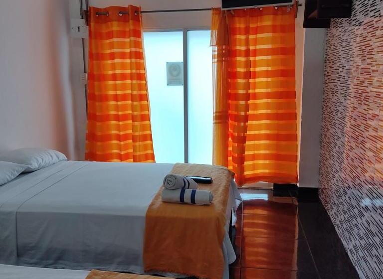 פנסיון Family House Rodadero