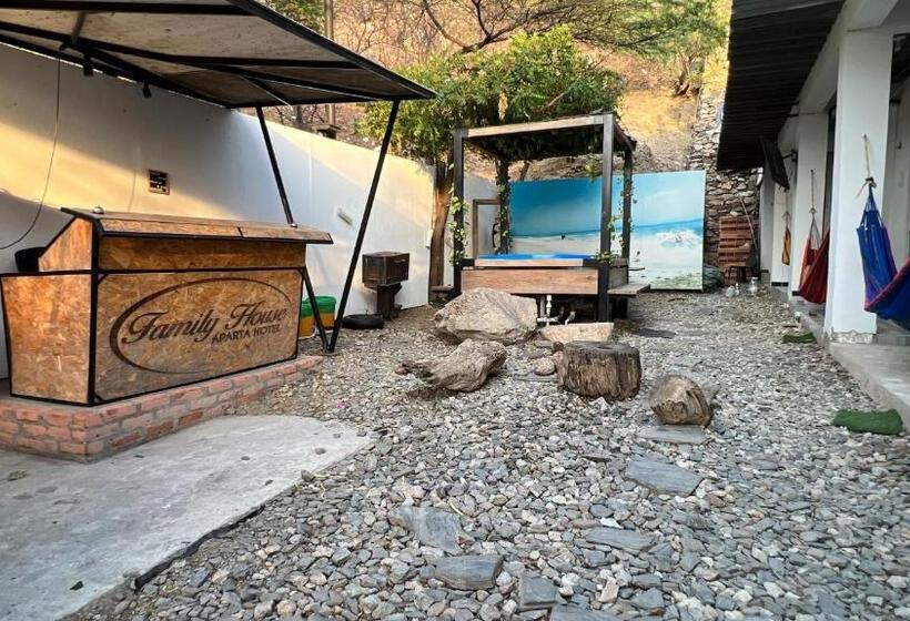 פנסיון Family House Rodadero