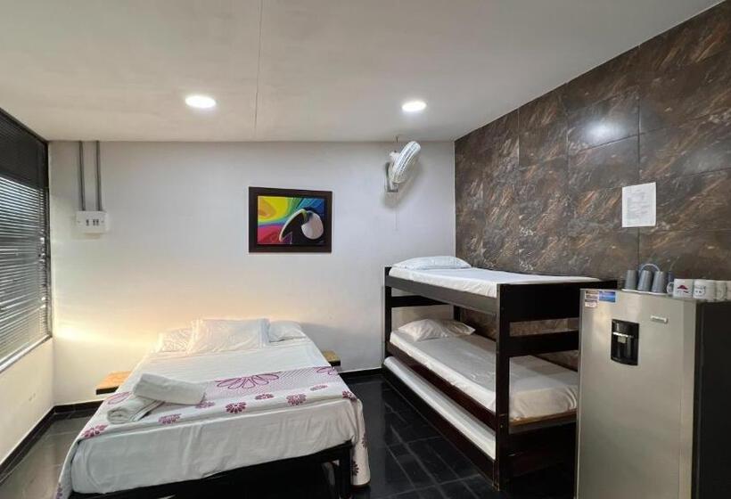 פנסיון Family House Rodadero