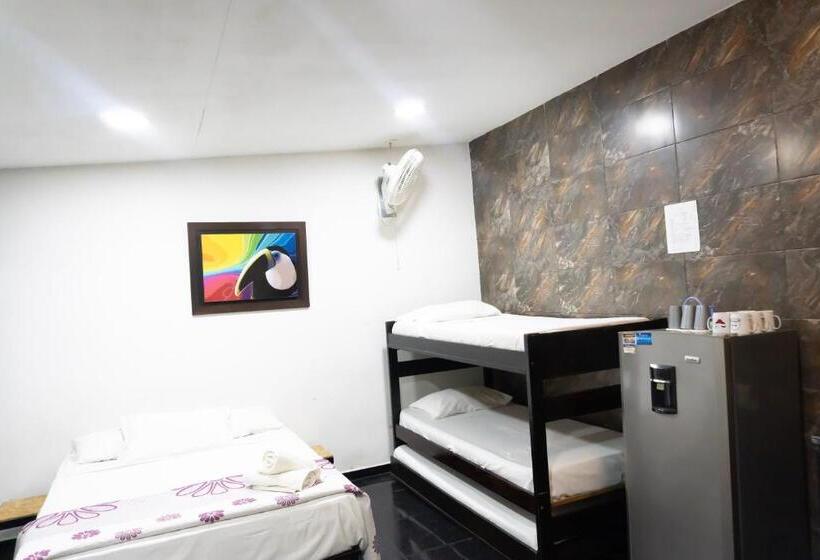 פנסיון Family House Rodadero