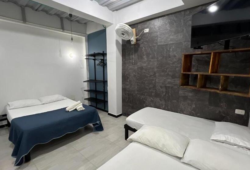 פנסיון Family House Rodadero