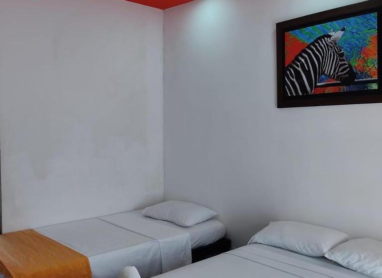 פנסיון Family House Rodadero