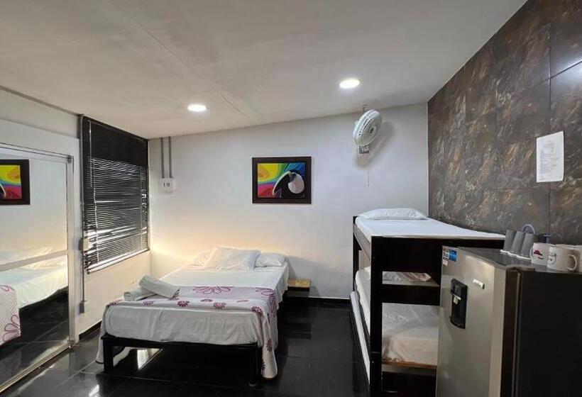 פנסיון Family House Rodadero