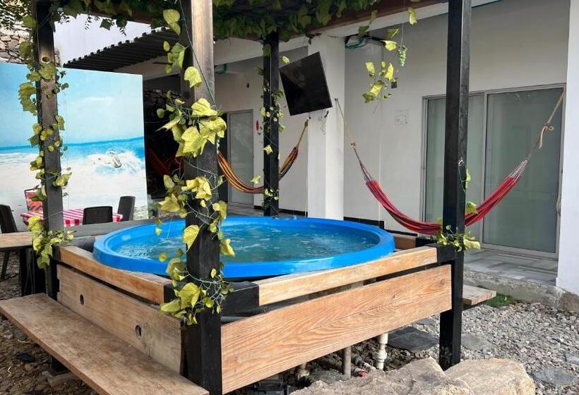 פנסיון Family House Rodadero