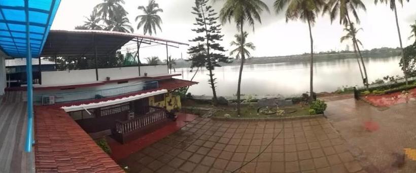 ペンション Nisarga Nirvana River House