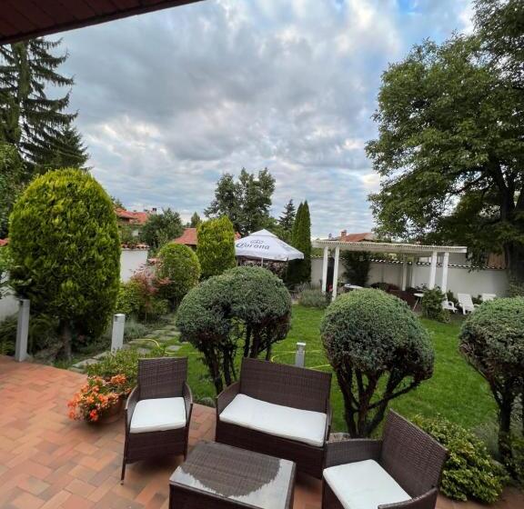 פנסיון Zasheva Kushta Guesthouse