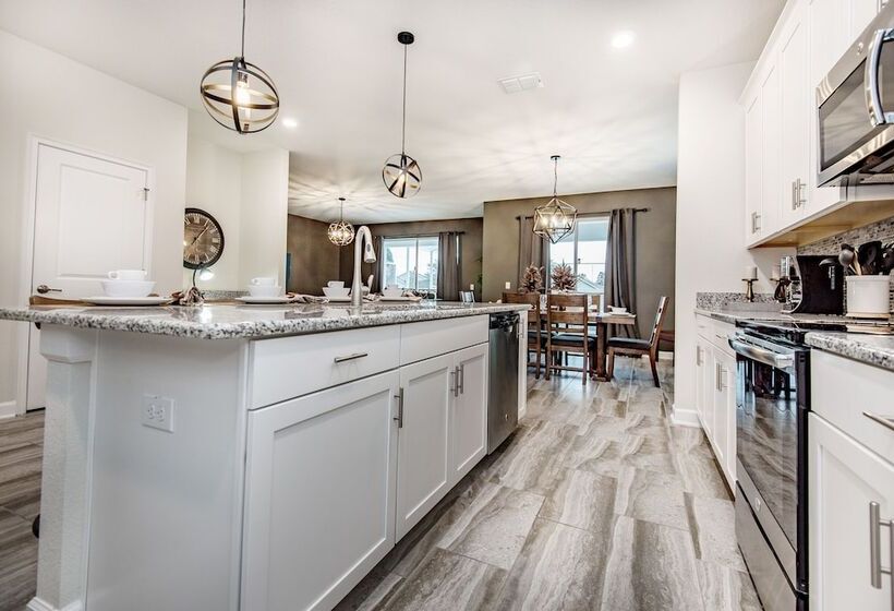 6 Bedroom Villa W Private Pool & Game Room