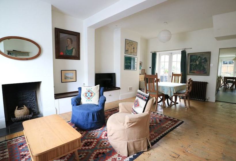 Charming 2 Bedroom House With Garden In East London