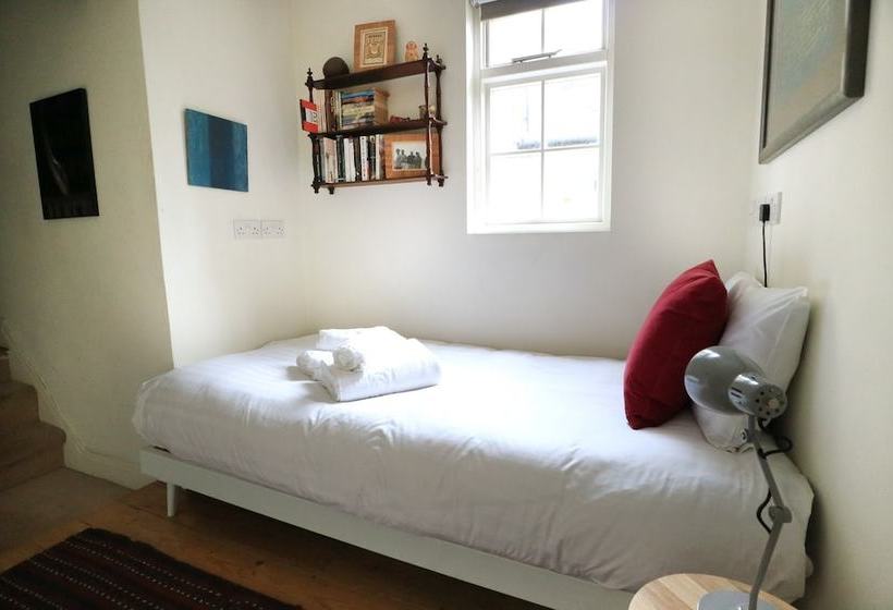 Charming 2 Bedroom House With Garden In East London