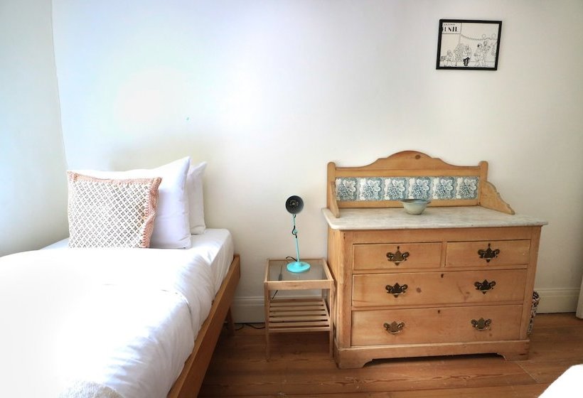 Charming 2 Bedroom House With Garden In East London