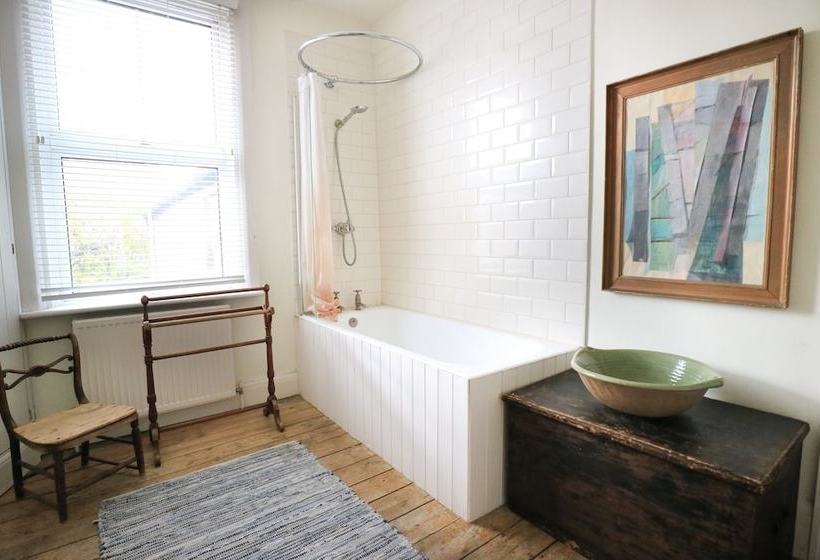 Charming 2 Bedroom House With Garden In East London