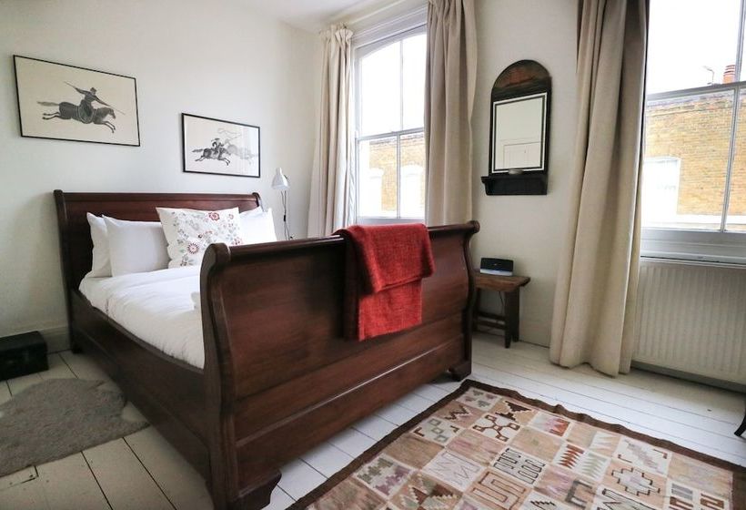 Charming 2 Bedroom House With Garden In East London