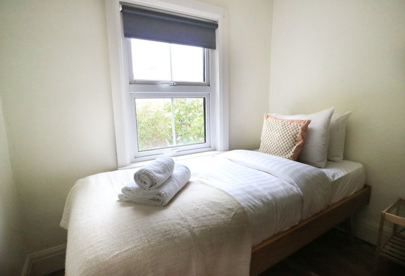 Charming 2 Bedroom House With Garden In East London