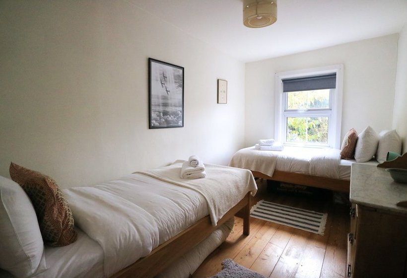 Charming 2 Bedroom House With Garden In East London