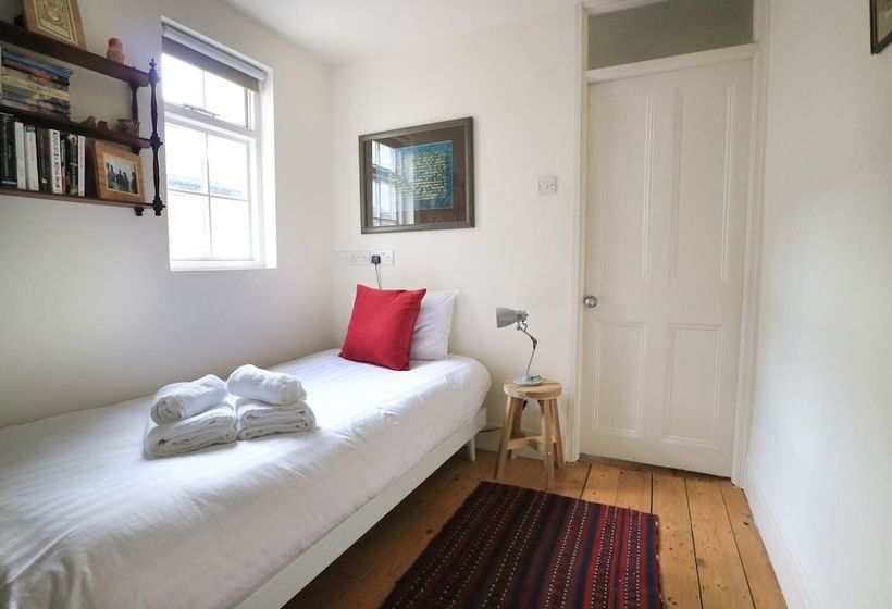 Charming 2 Bedroom House With Garden In East London