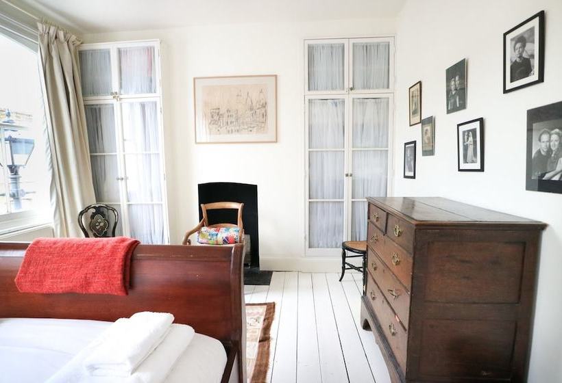 Charming 2 Bedroom House With Garden In East London