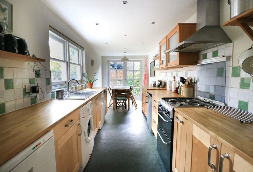 Charming 2 Bedroom House With Garden In East London