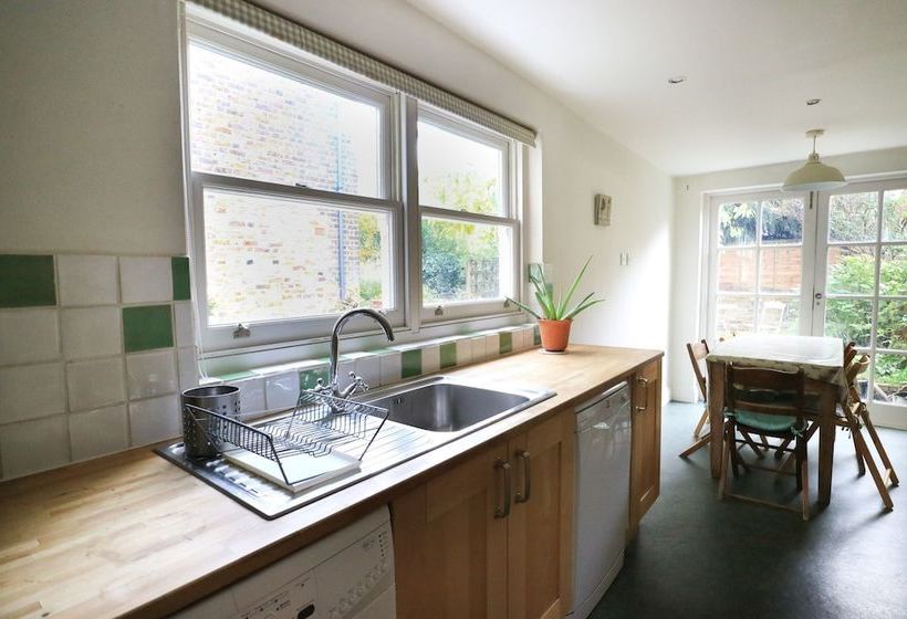 Charming 2 Bedroom House With Garden In East London