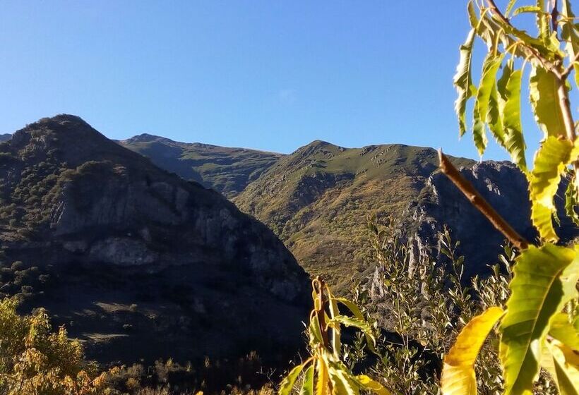 Cozy Cottage In Benllera With Hot Tub