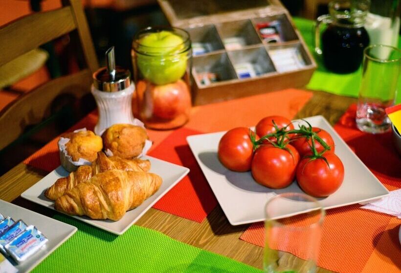 Cozy Cottage In Benllera With Hot Tub