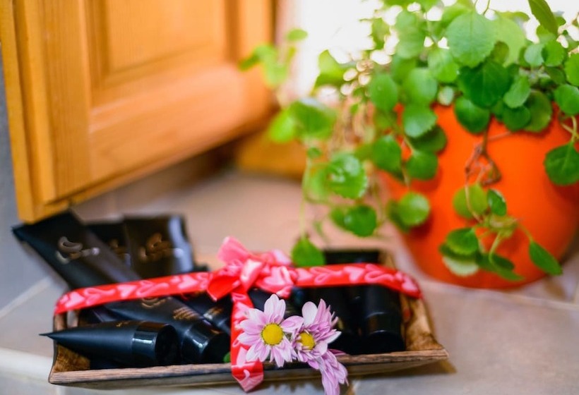 Cozy Cottage In Benllera With Hot Tub