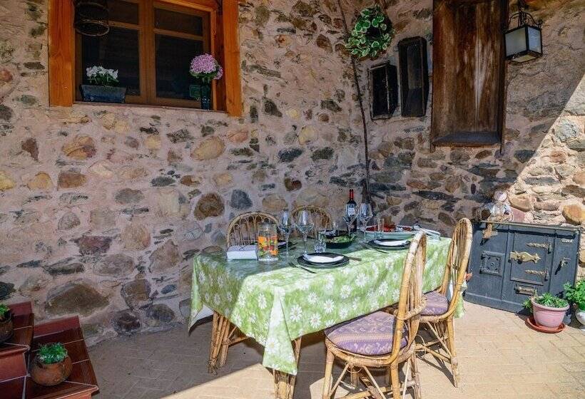 Cozy Cottage In Benllera With Hot Tub