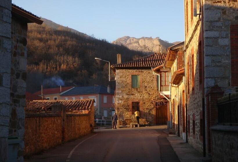 Cozy Cottage In Benllera With Hot Tub