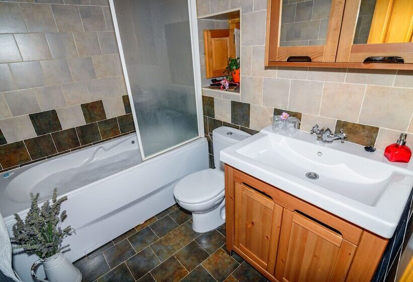 Cozy Cottage In Benllera With Hot Tub