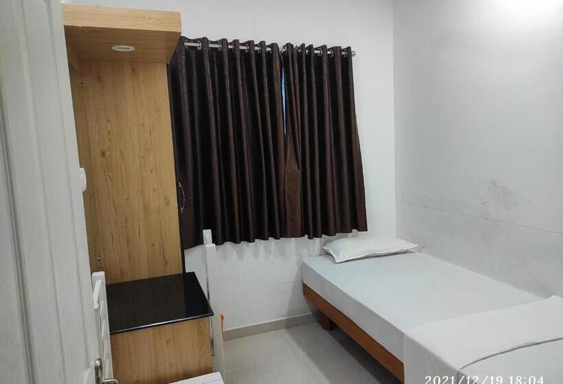 Отель Quilon Residency