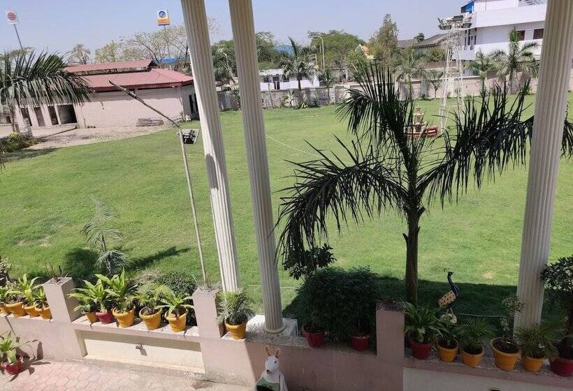 בית מלון כפרי Sai Krishna Resort Garden