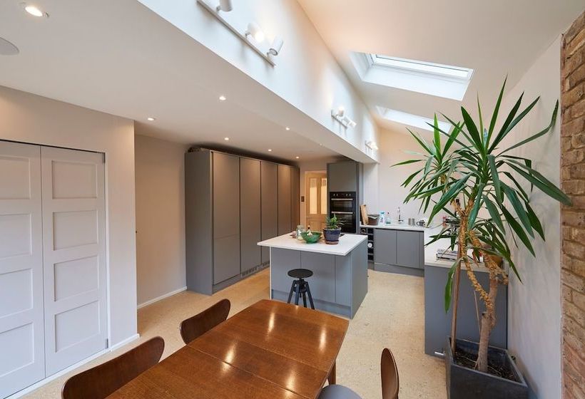 Modern 3 Bedroom House With Garden In Peckham