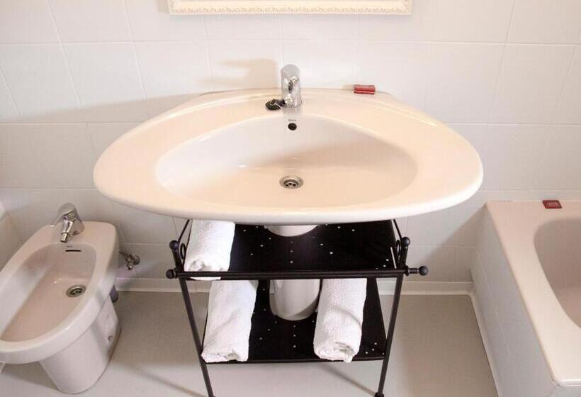 پانسیون Hostal Boreal Mistral