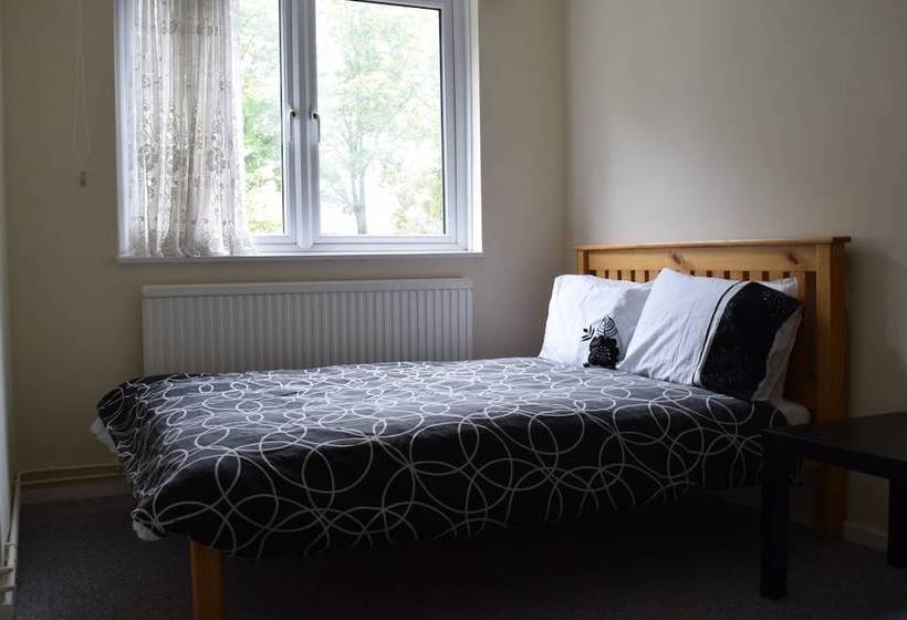 Spacious 2 Bedroom House In Bow