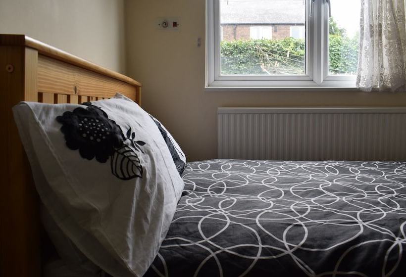 Spacious 2 Bedroom House In Bow