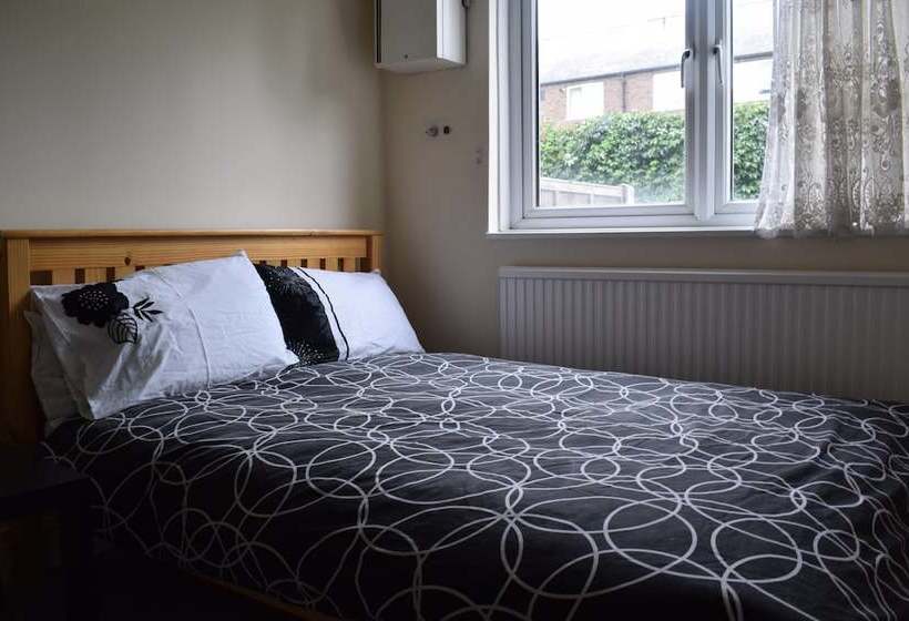 Spacious 2 Bedroom House In Bow