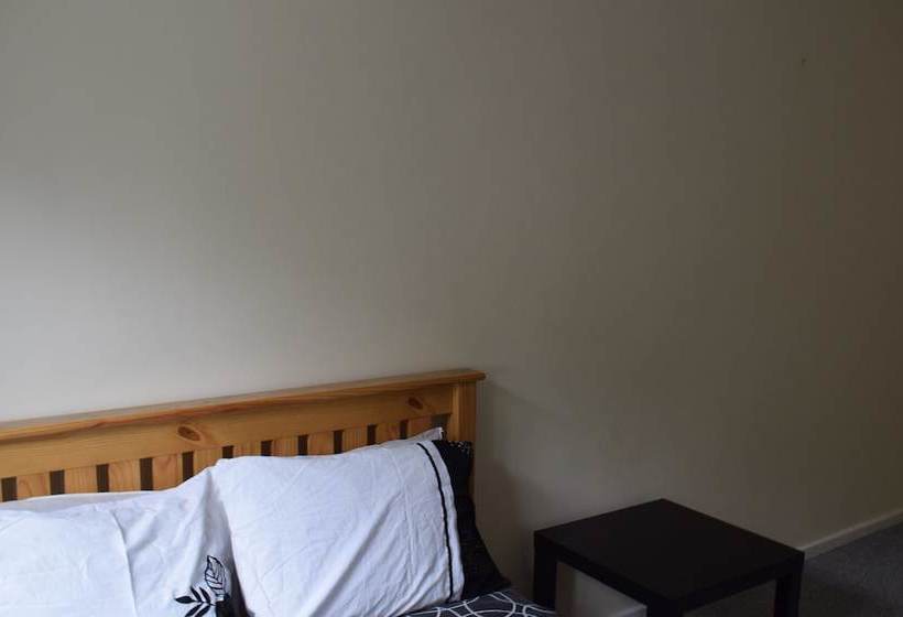 Spacious 2 Bedroom House In Bow