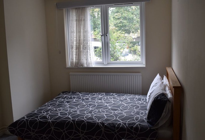 Spacious 2 Bedroom House In Bow