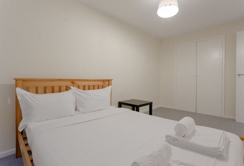 Spacious 2 Bedroom House In Bow