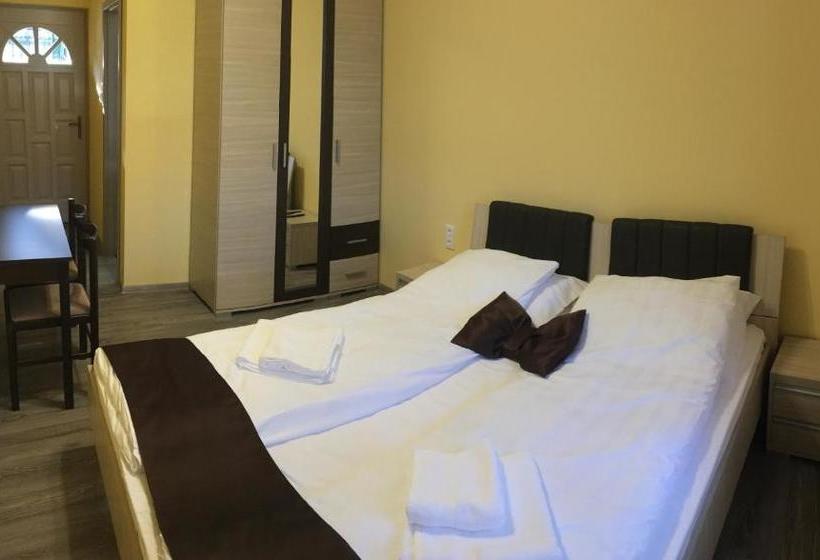 مبيت وإفطار Bársony Vendéglő és Panzió