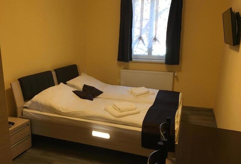 مبيت وإفطار Bársony Vendéglő és Panzió