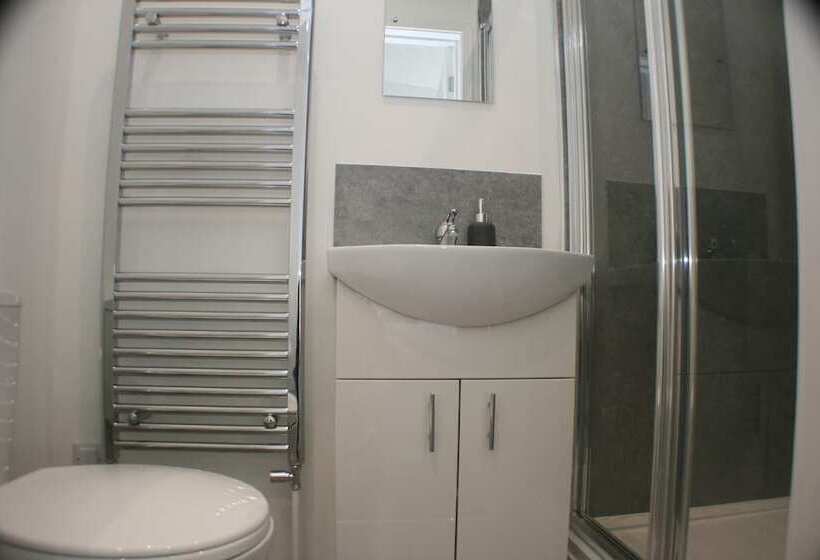 تختخواب و صبحانه En Suite Rooms At The Rose And Thistle