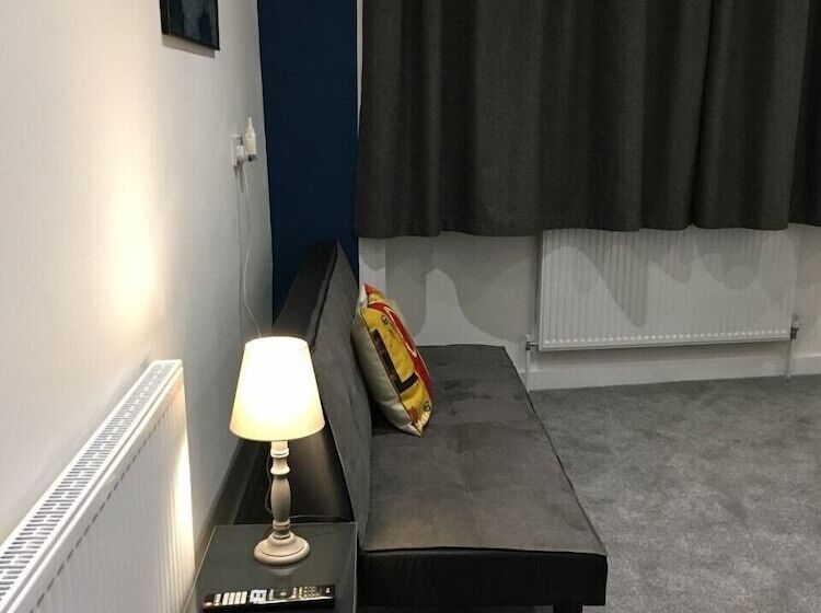 تختخواب و صبحانه En Suite Rooms At The Rose And Thistle