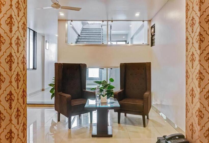 Hotel O Log Inn Plaza Near Eon It Park