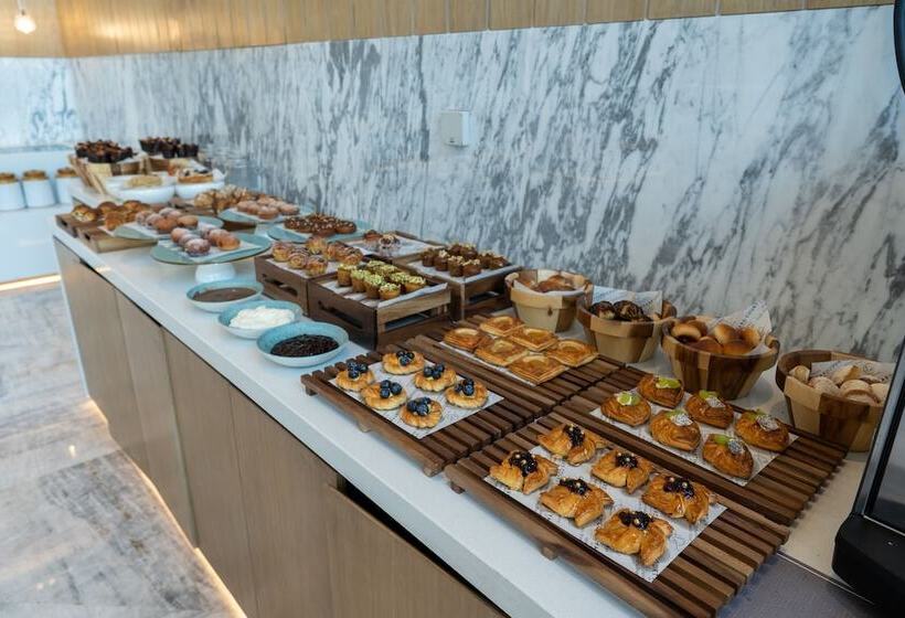 Отель Courtyard By Marriott Ahmedabad Sindhu Bhavan Road