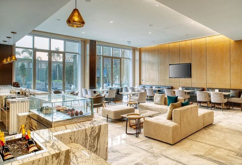 Отель Courtyard By Marriott Ahmedabad Sindhu Bhavan Road