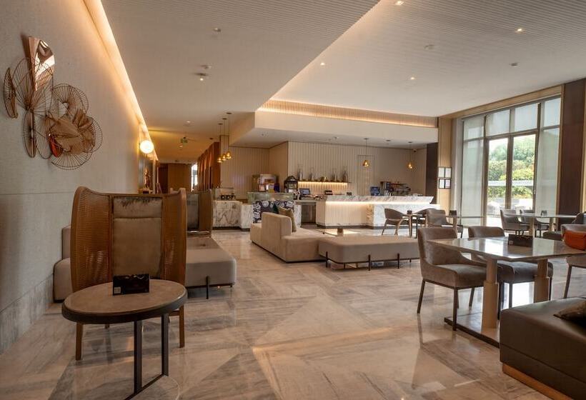 Отель Courtyard By Marriott Ahmedabad Sindhu Bhavan Road