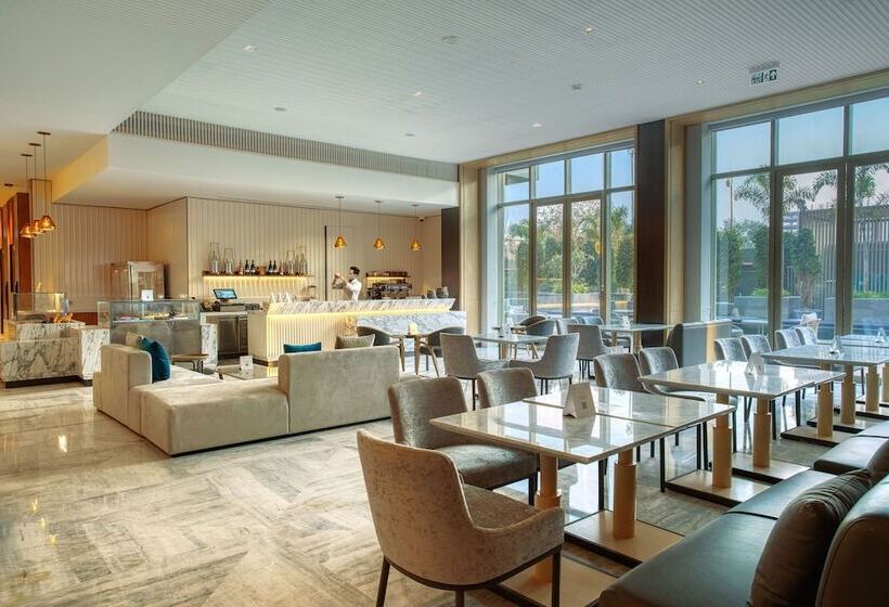 Отель Courtyard By Marriott Ahmedabad Sindhu Bhavan Road